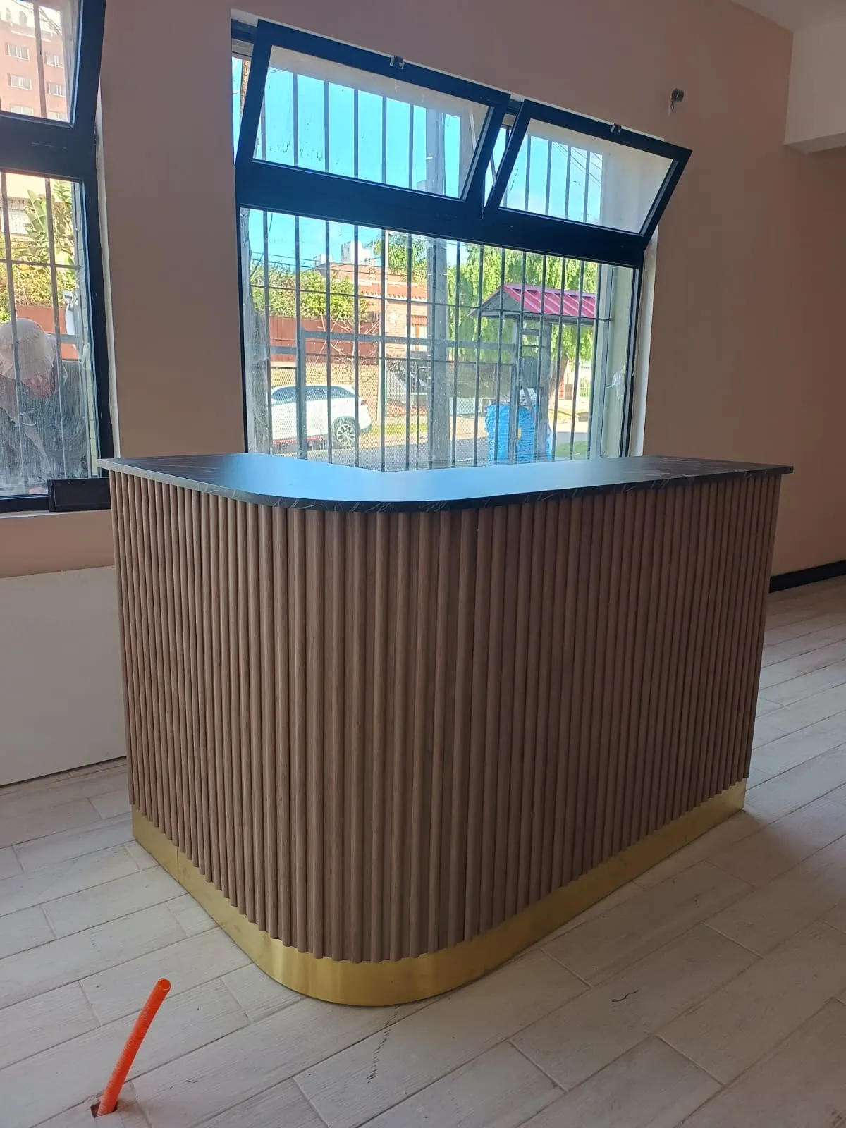 Mostrador Orvella — Recepción Curva Varillada con LED | 160 cm 4