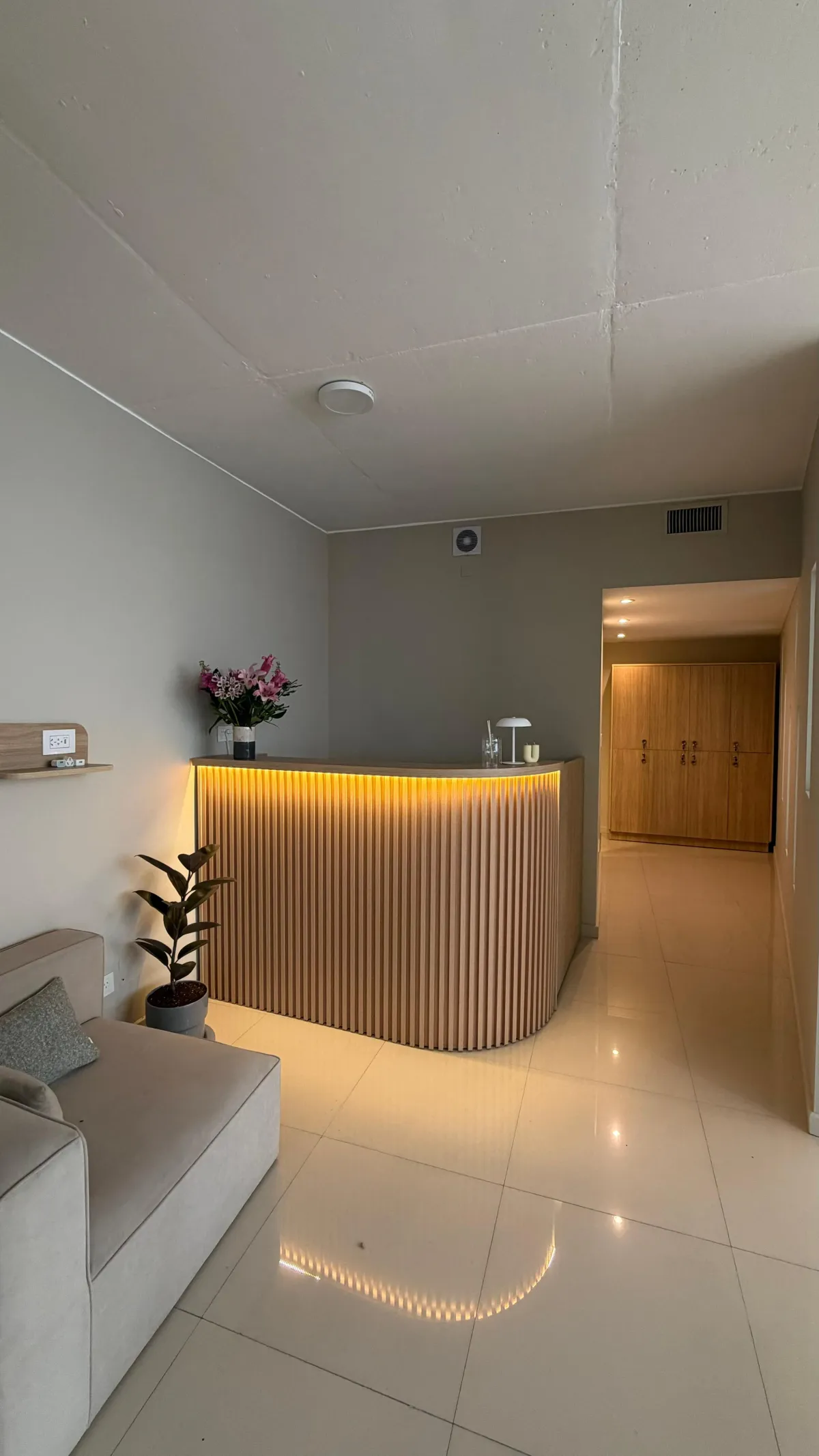 Mostrador Orvella — Recepción Curva Varillada con LED | 160 cm 3