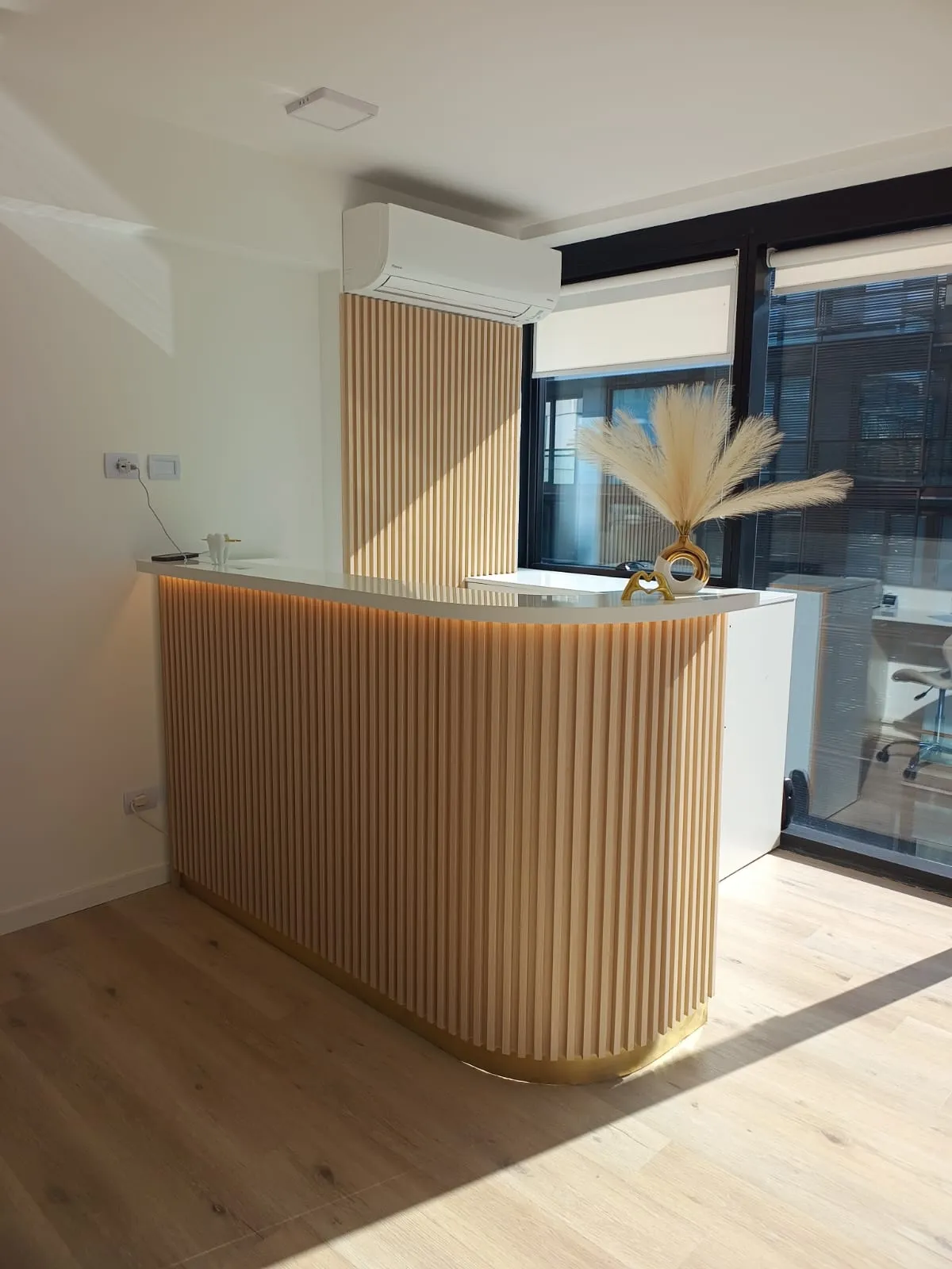 Mostrador Orvella — Recepción Curva Varillada con LED | 160 cm 2