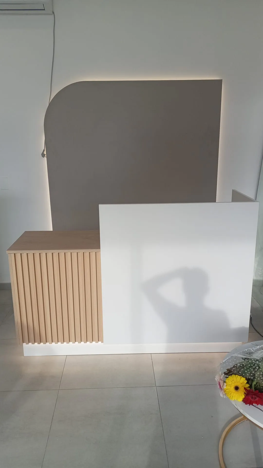 Mostrador Nivelle – Recepción Minimalista con Frente Varillado 1