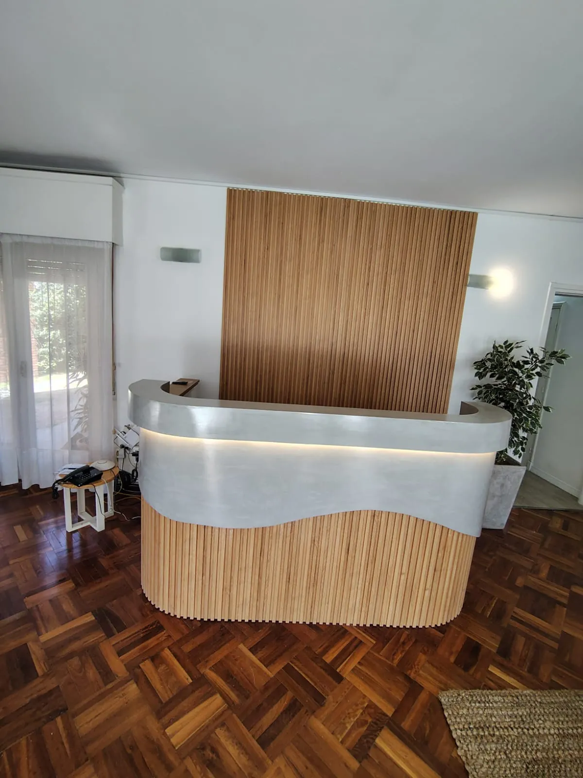 Mostrador Solenne, Microcemento y LED 1