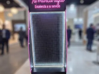 Exhibidor Axen LED – Display Comercial con Rejilla Metálica
