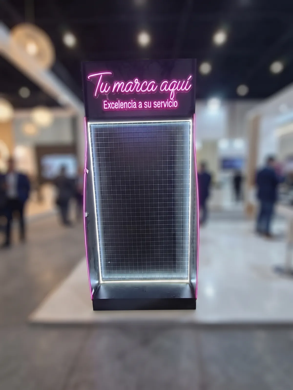 Exhibidor Axen LED – Display Comercial con Rejilla Metálica 1